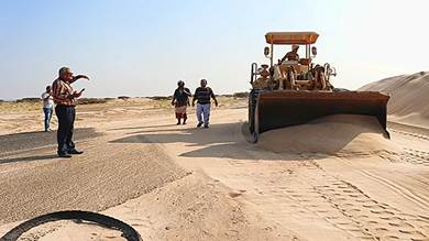 حملات متواصلة لإزاحة الرمال من خط عمران المخا